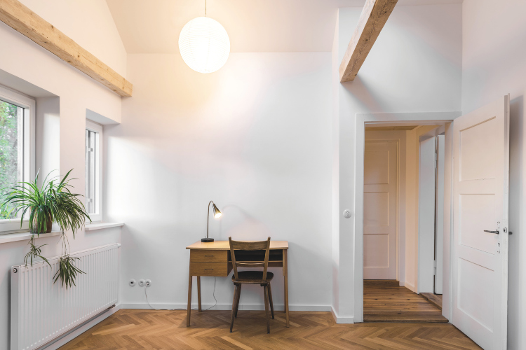 Udobna kućna kancelarija sa dobrim osvetljenjem, drvenim nameštajem i belim zidovima